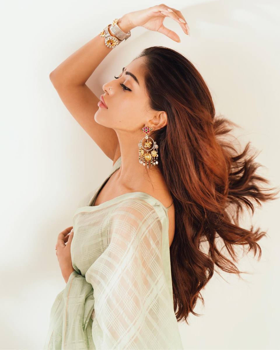 Anu-Emmanuel-Latest-Hot-Stills-in-Green-Saree-4