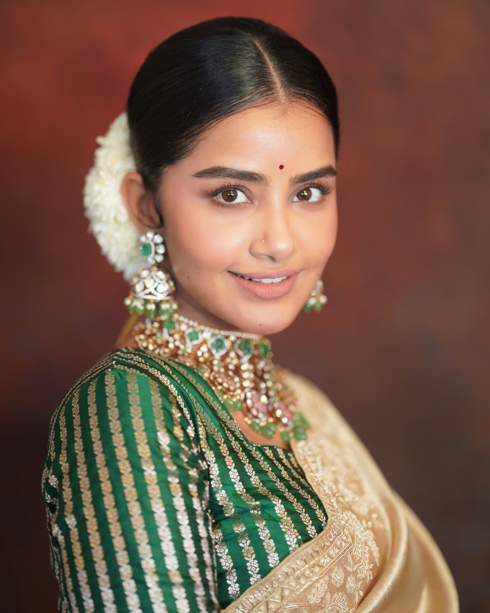 Anupama-Parameswaran-Hot-Saree-Pics-02
