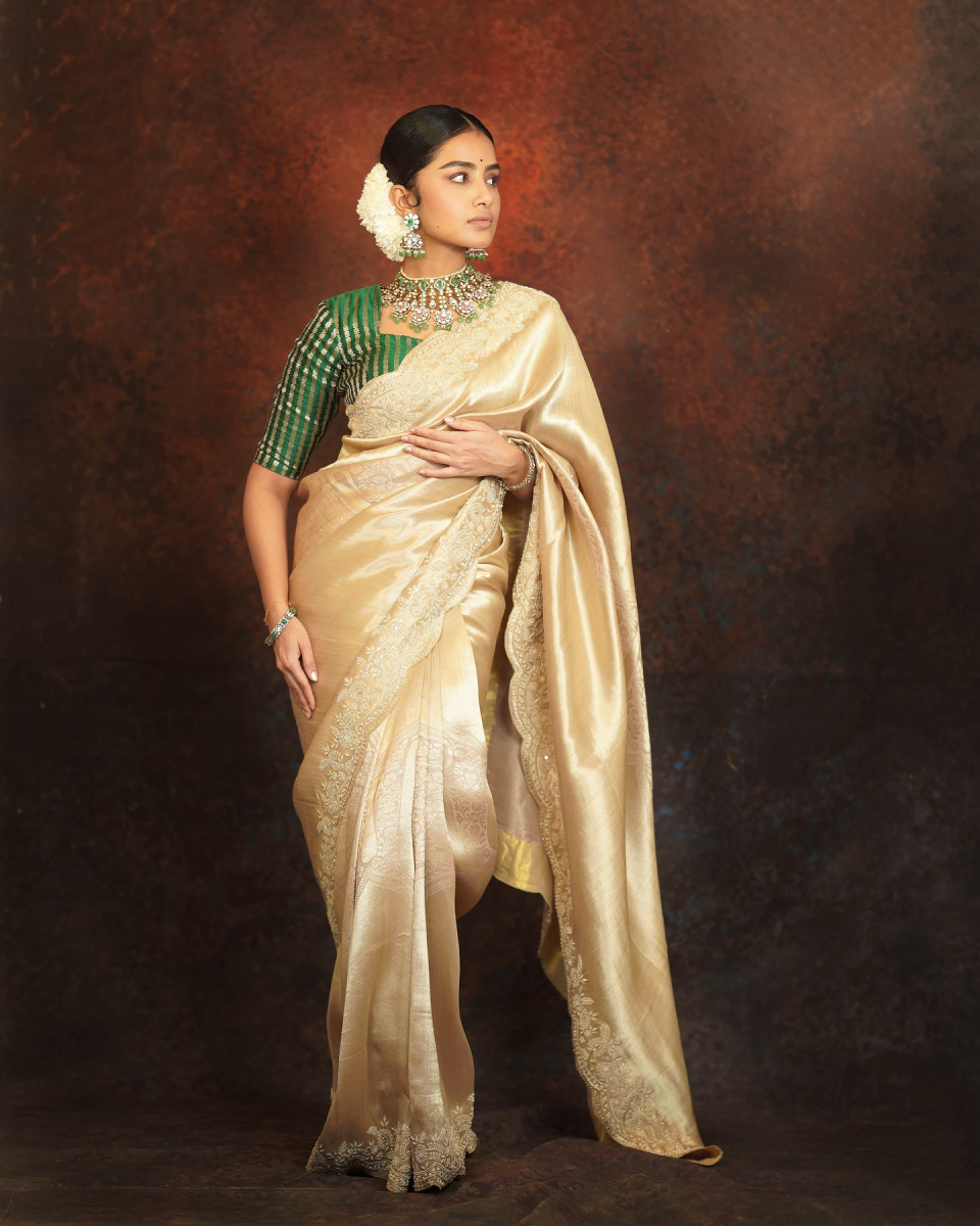 Anupama-Parameswaran-Hot-Saree-Pics-04