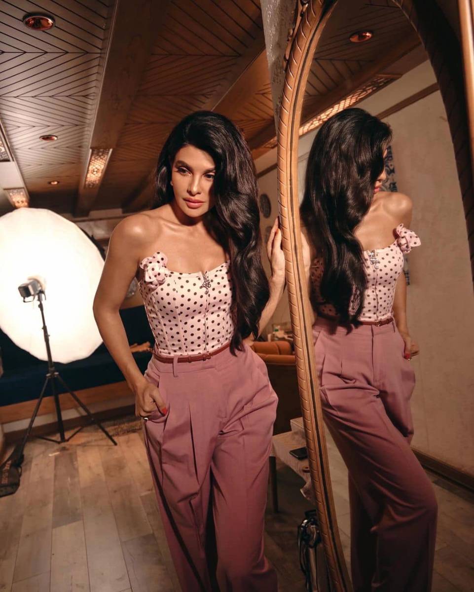 Jacqueline-Fernandez-Latest-Stunning-Pics-03