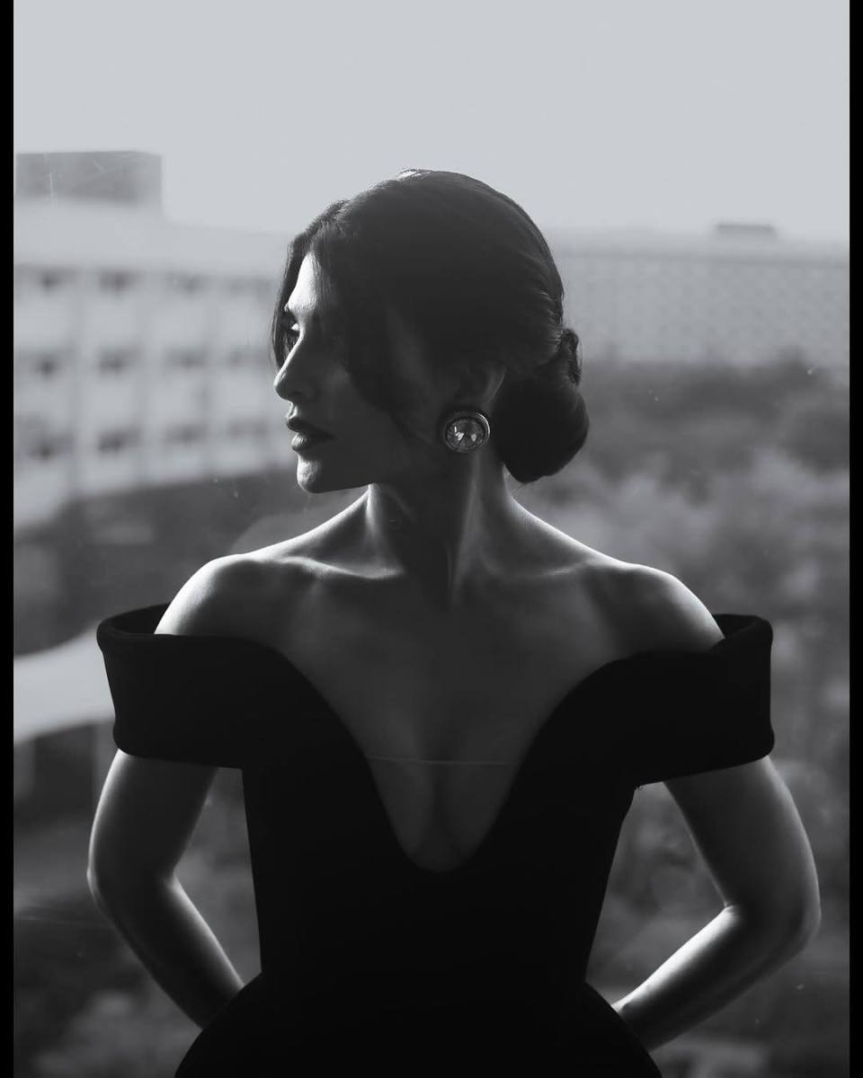 Jacqueline-Fernandez-Hot-Pics-Black-Dress-02