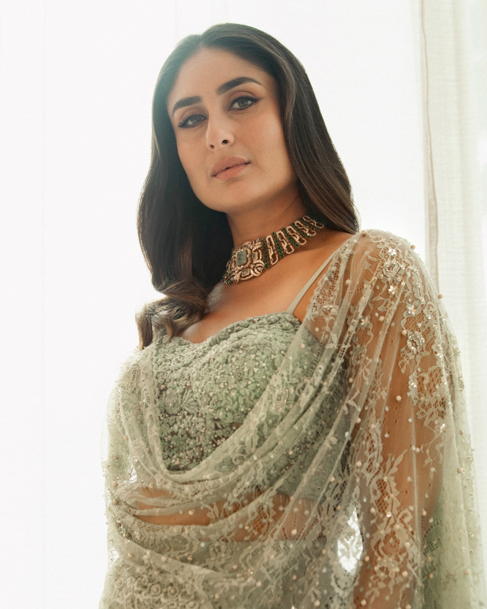 Kareena-Kapoor-Latest-Hot-Image-in-Saree-3