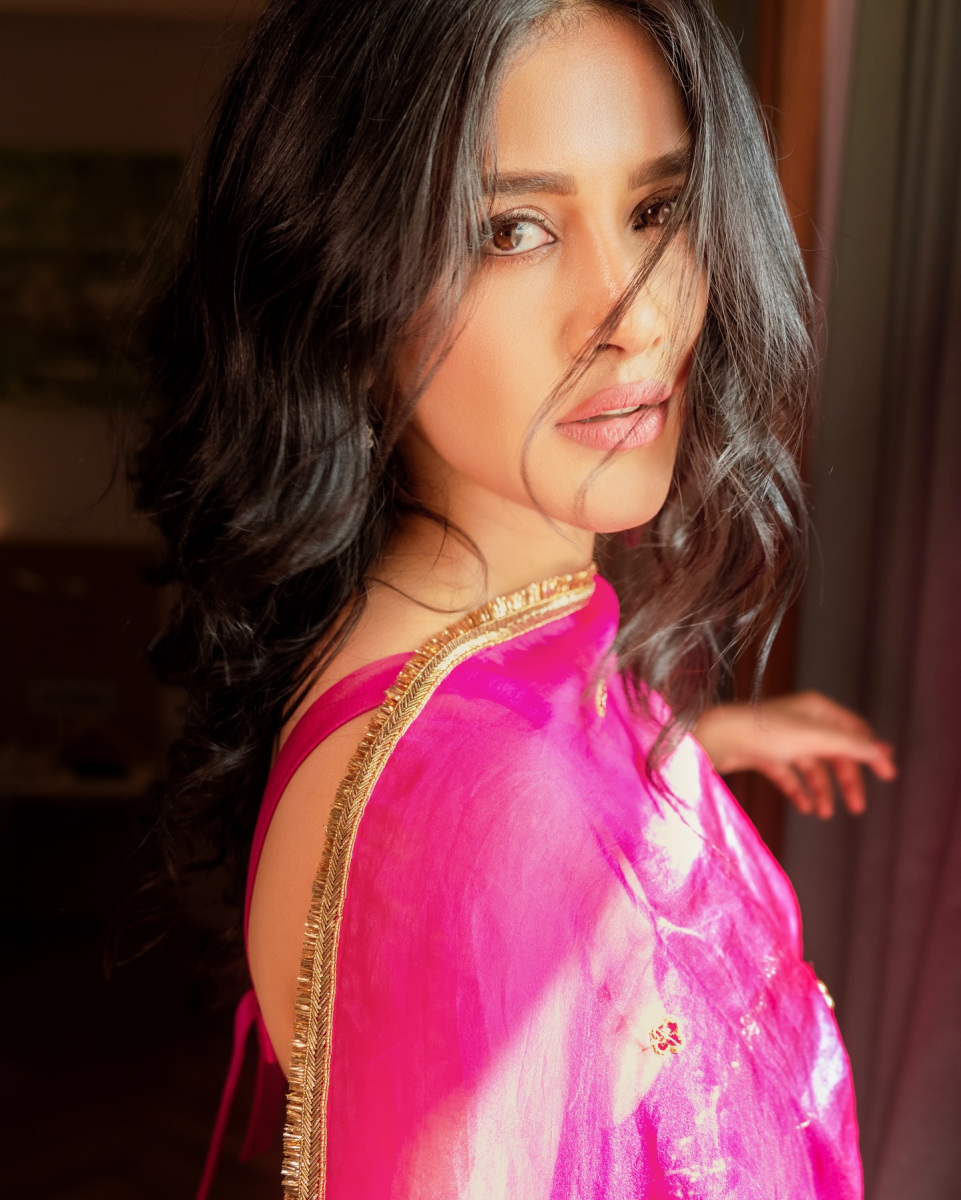 Nabha-Natesh-Hot-Pics-in-Half-Saree-5