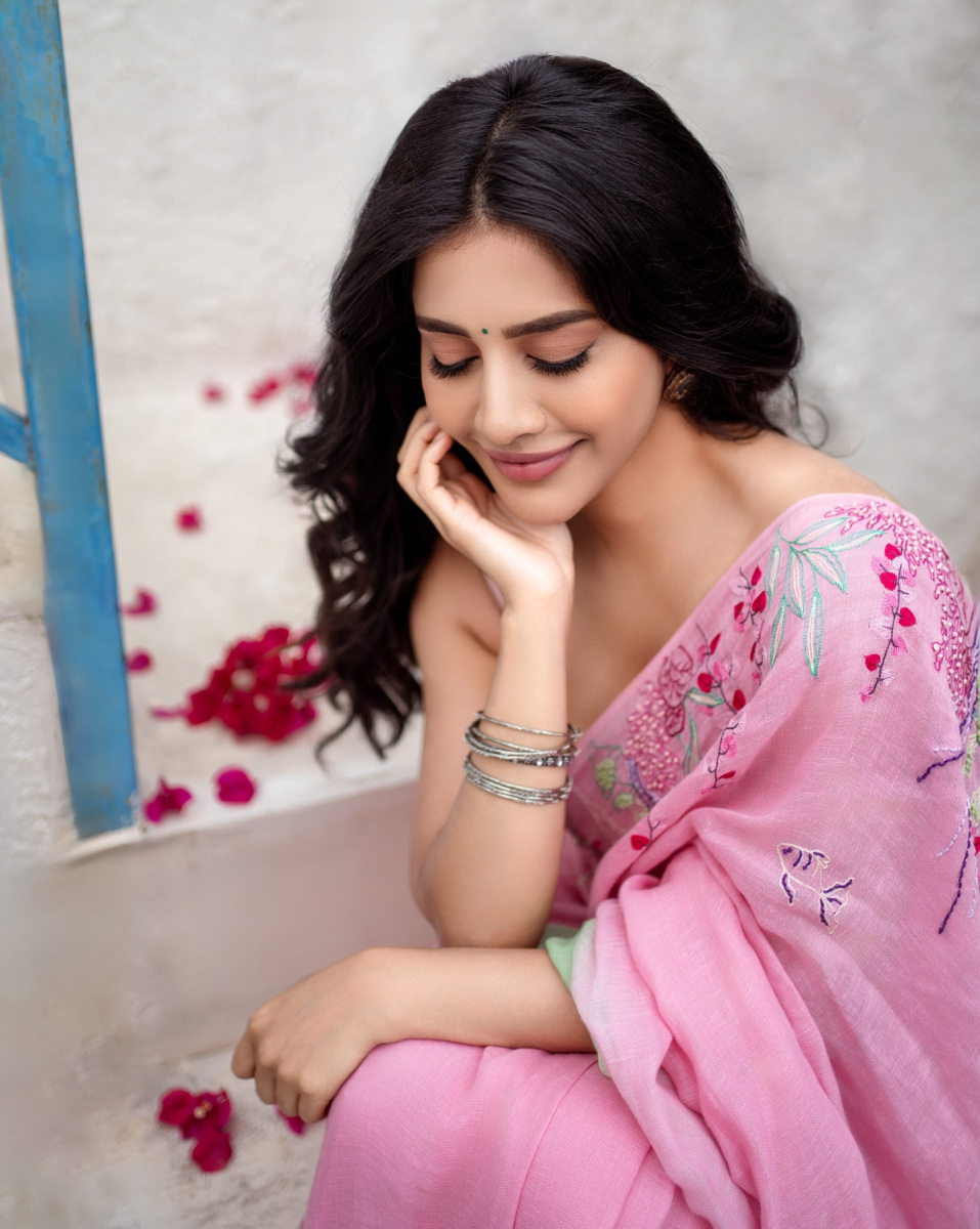 Nabha-Natesh-Hot-Saree-Pics-6