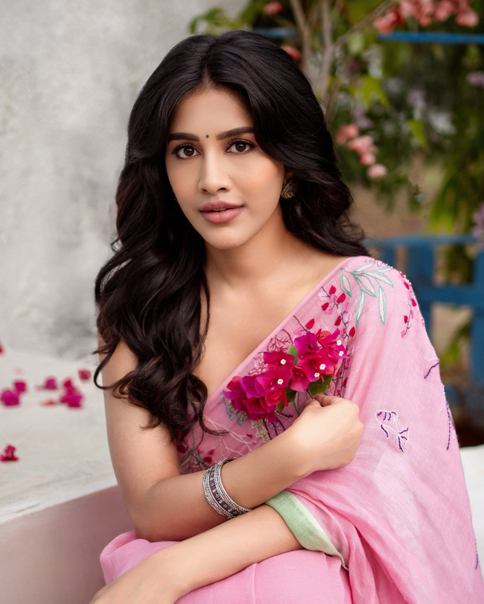 Nabha-Natesh-Hot-Saree-Pics-9