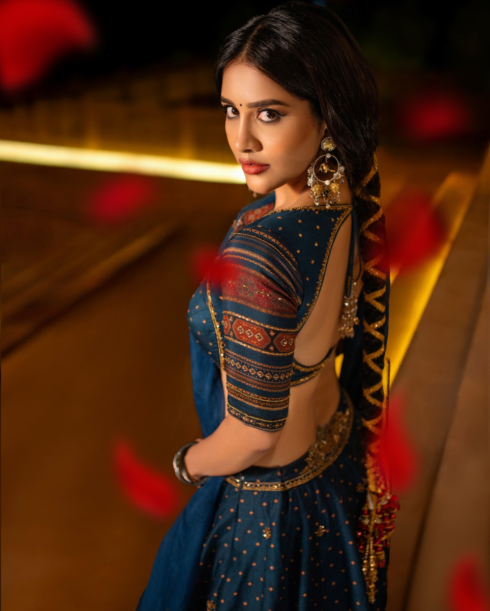 Nabha-Natesh-Latest-Hot-Images-in-Half-Saree-Pics-10