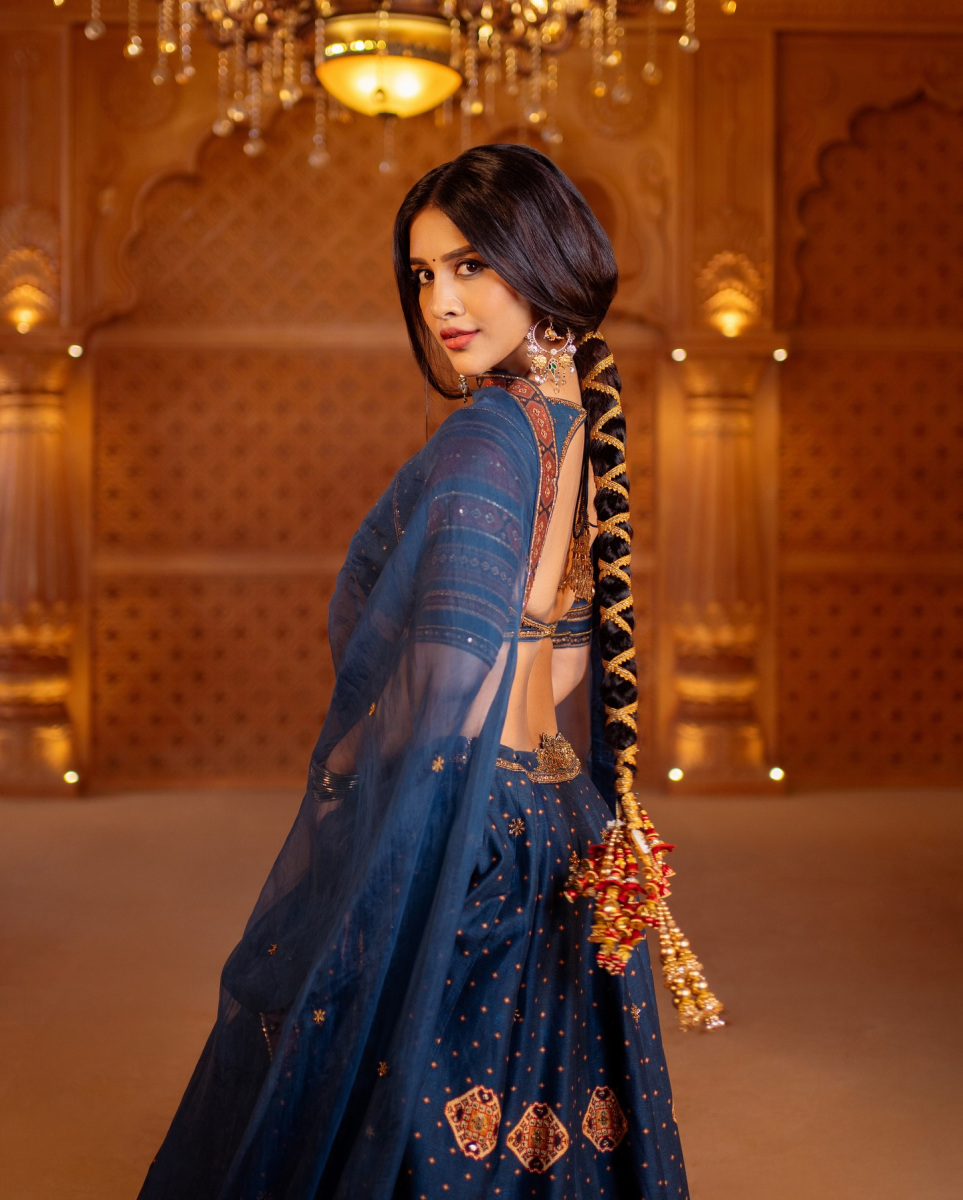 Nabha-Natesh-Latest-Hot-Images-in-Half-Saree-Pics-2