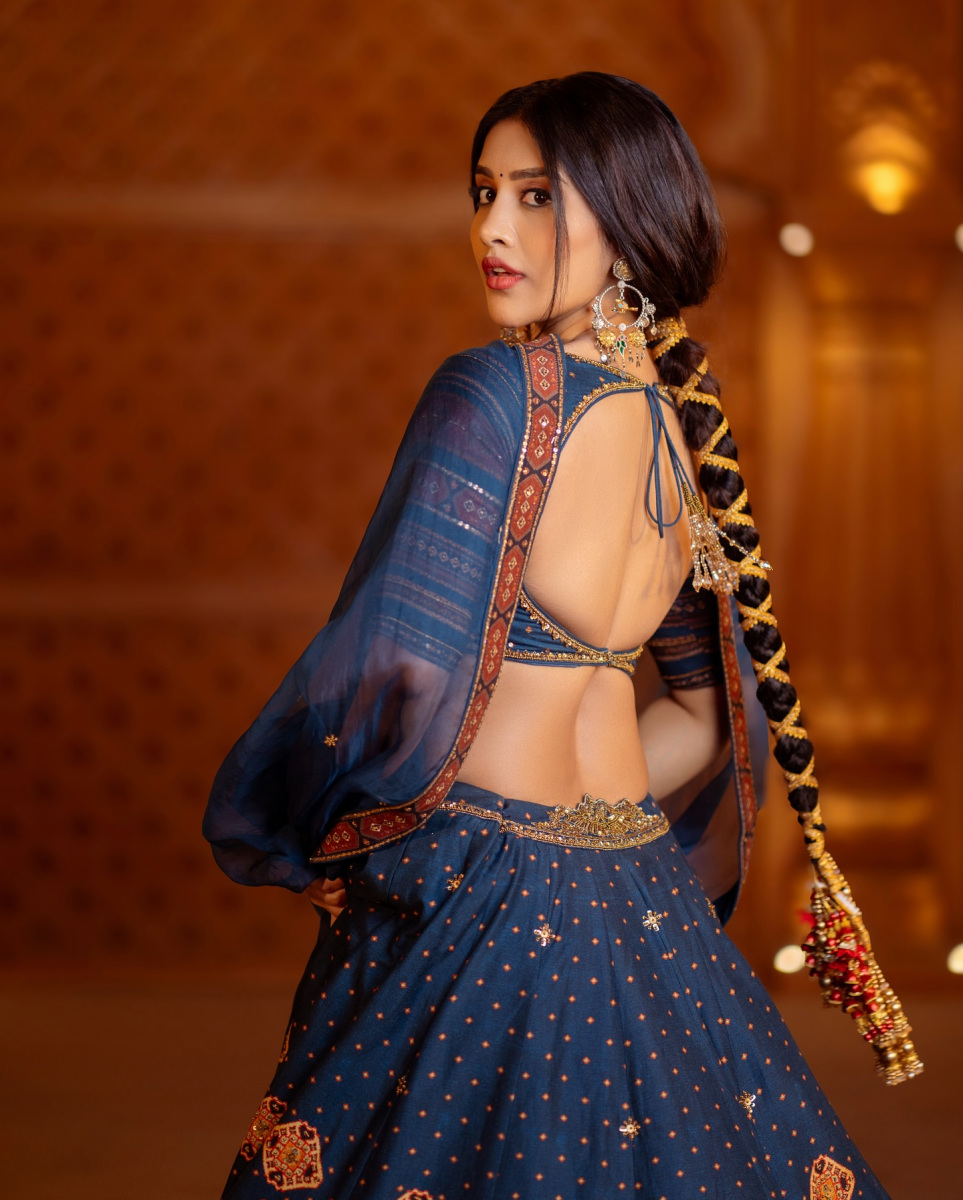Nabha-Natesh-Latest-Hot-Images-in-Half-Saree-Pics-6