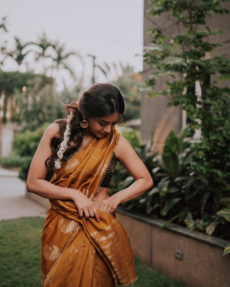 Nabha-Natesh-Latest-Hot-Saree-Pics-10