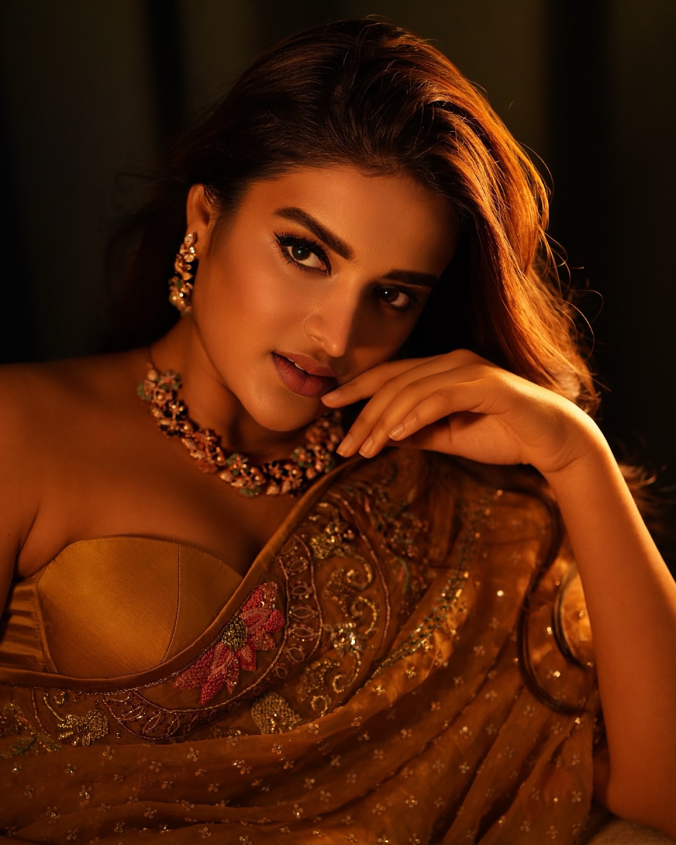 Nidhhi-Agerwal-Latest-Hot-Stills-in-Saree-1