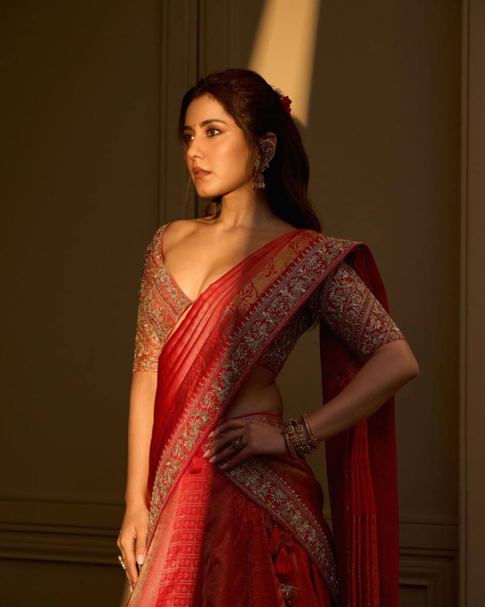 Raashii-Khanna-Latest-Hot-Pics-in-Red-Saree-10