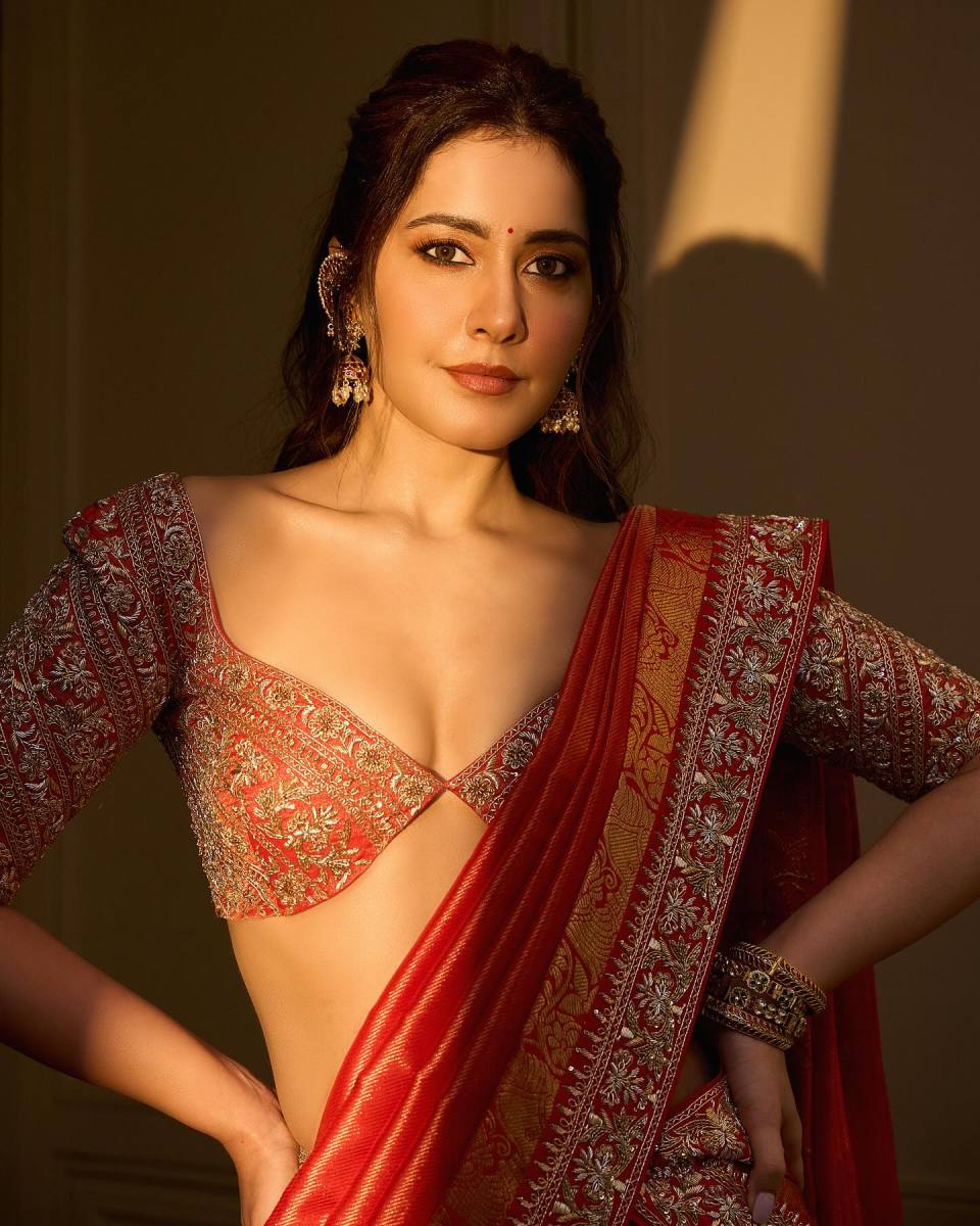 Raashii-Khanna-Latest-Hot-Pics-in-Red-Saree-3