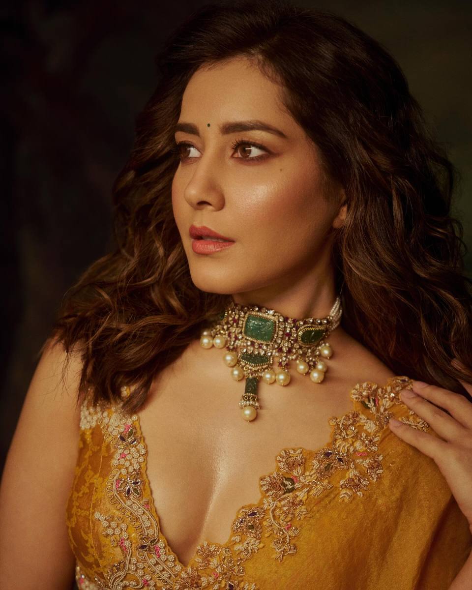 Raashii-Khanna-Latest-Hot-Pics-in-Saree-1