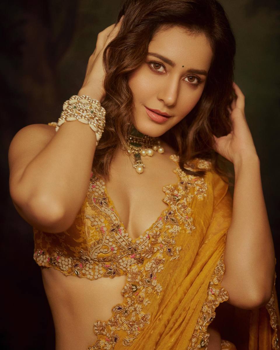 Raashii-Khanna-Latest-Hot-Pics-in-Saree-10
