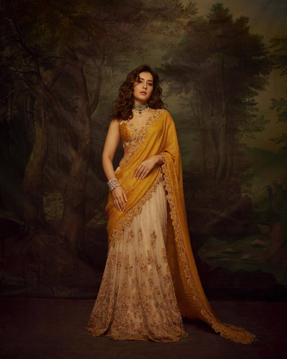 Raashii-Khanna-Latest-Hot-Pics-in-Saree-11