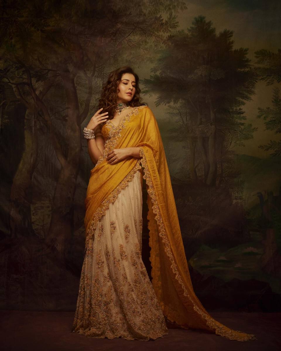 Raashii-Khanna-Latest-Hot-Pics-in-Saree-12
