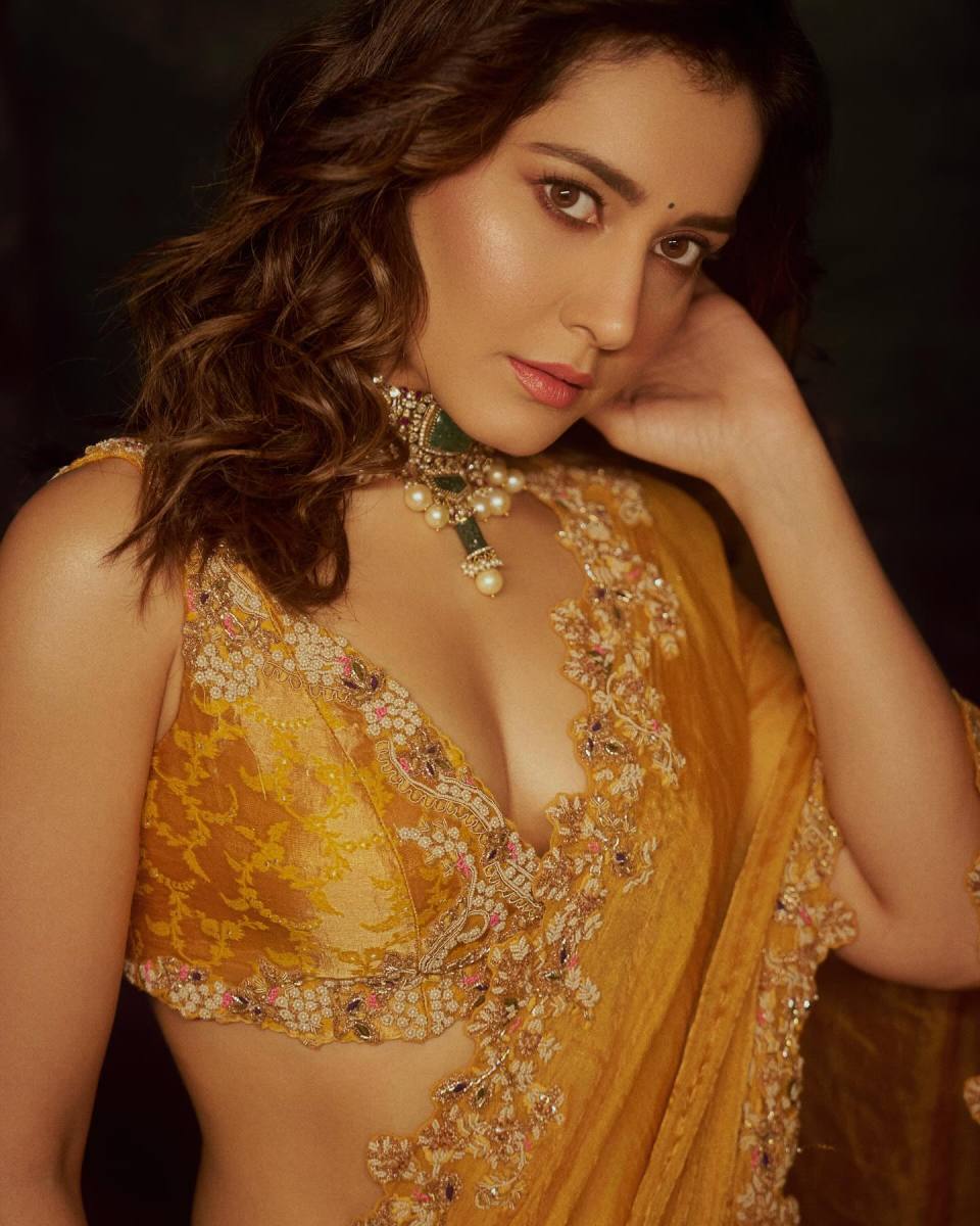 Raashii-Khanna-Latest-Hot-Pics-in-Saree-2