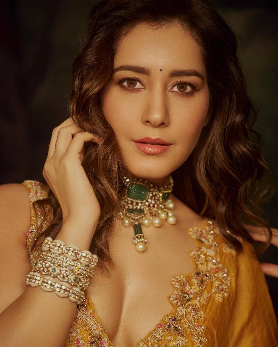 Raashii-Khanna-Latest-Hot-Pics-in-Saree-3