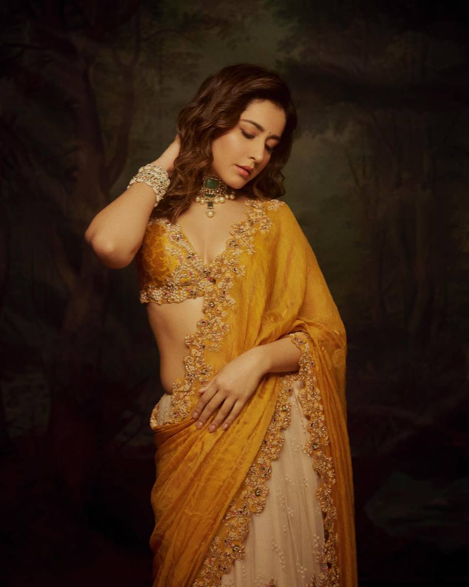 Raashii Khanna Latest Hot Pics in Saree