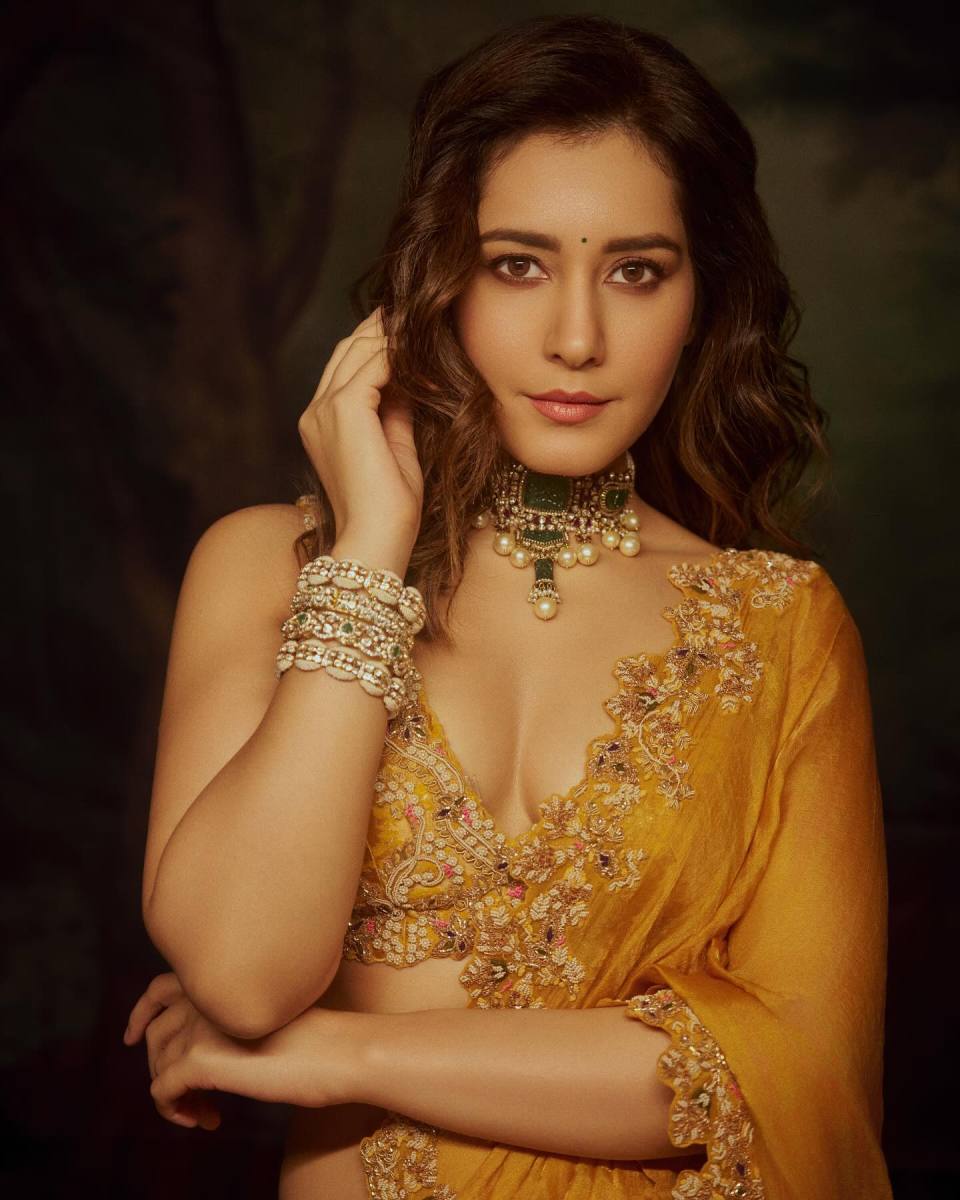 Raashii-Khanna-Latest-Hot-Pics-in-Saree-5