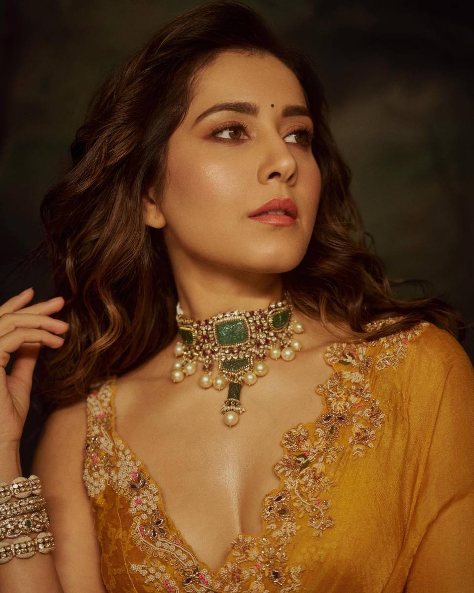 Raashii-Khanna-Latest-Hot-Pics-in-Saree-6