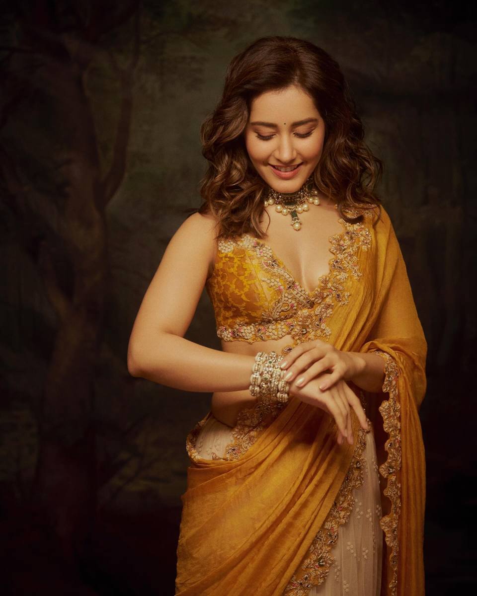 Raashii-Khanna-Latest-Hot-Pics-in-Saree-7
