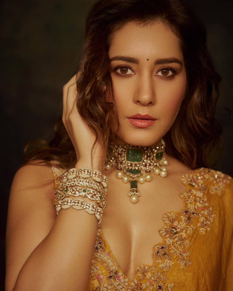 Raashii-Khanna-Latest-Hot-Pics-in-Saree-8