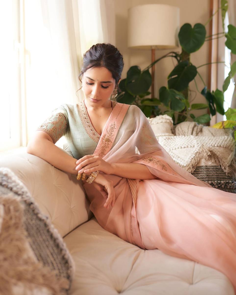 Raashii-Khanna-Latest-Saree-Pics-2