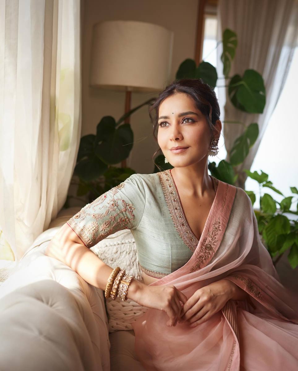 Raashii-Khanna-Latest-Saree-Pics-5
