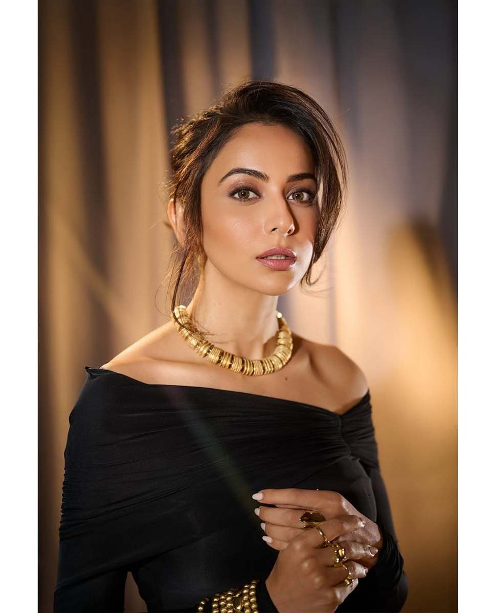 Rakul-Preet-Singh-Hot-Pics-in-Black-Dress-01