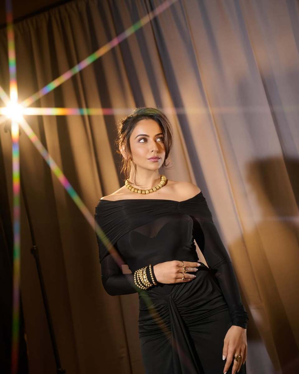 Rakul-Preet-Singh-Hot-Pics-in-Black-Dress-02