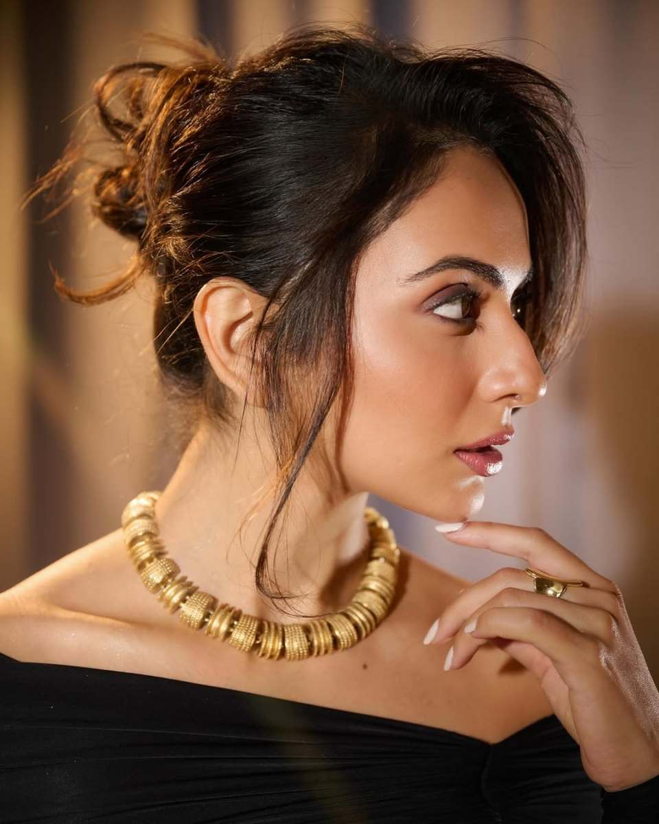 Rakul-Preet-Singh-Hot-Pics-in-Black-Dress-03