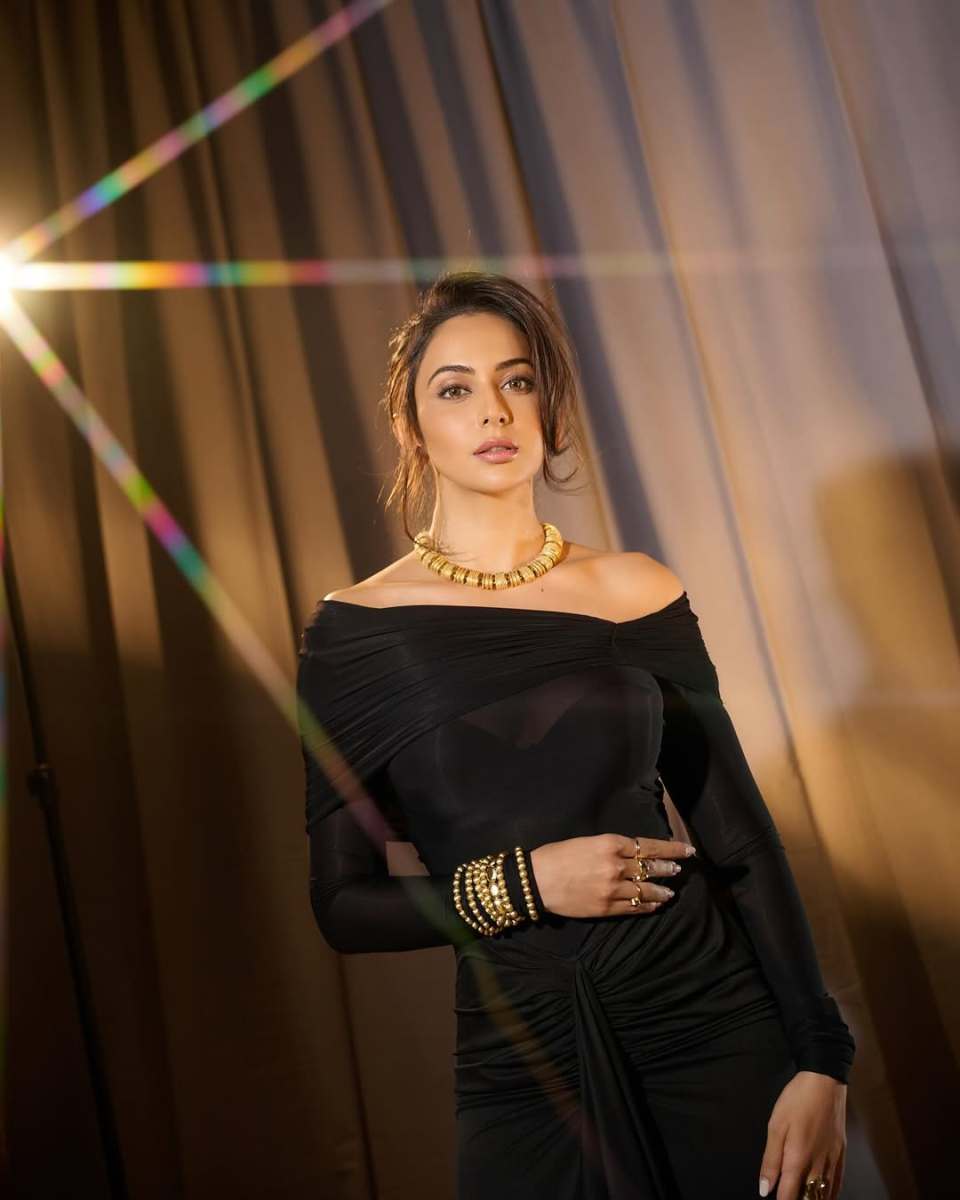 Rakul-Preet-Singh-Hot-Pics-in-Black-Dress-05