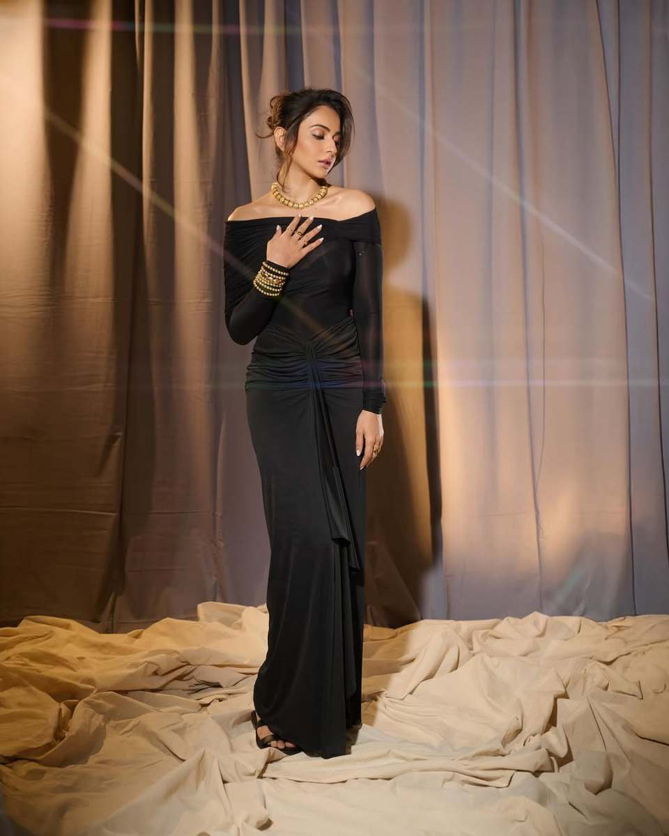 Rakul-Preet-Singh-Hot-Pics-in-Black-Dress-06