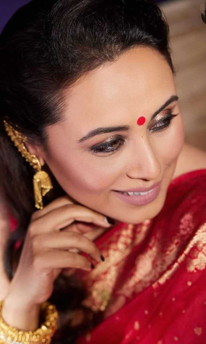 Rani-Mukerji-Latest-Pics-in-Red-Saree-4