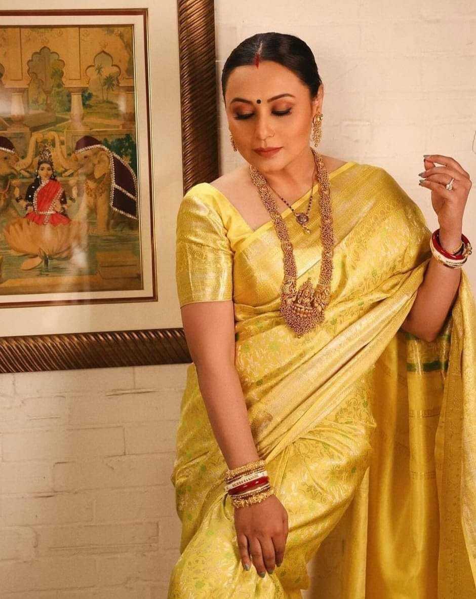 Rani-Mukerji-Latest-Pics-in-Yellow-Saree-3