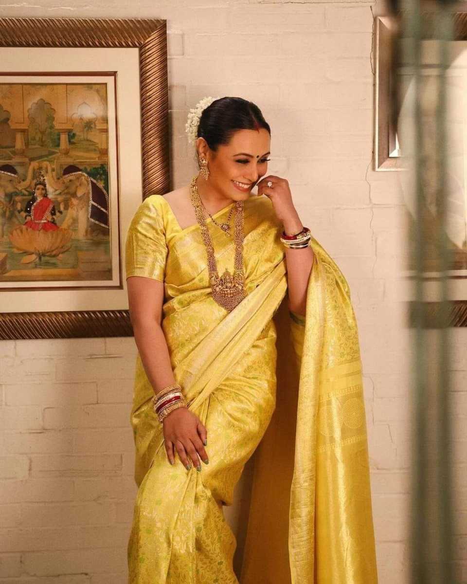 Rani-Mukerji-Latest-Pics-in-Yellow-Saree-6