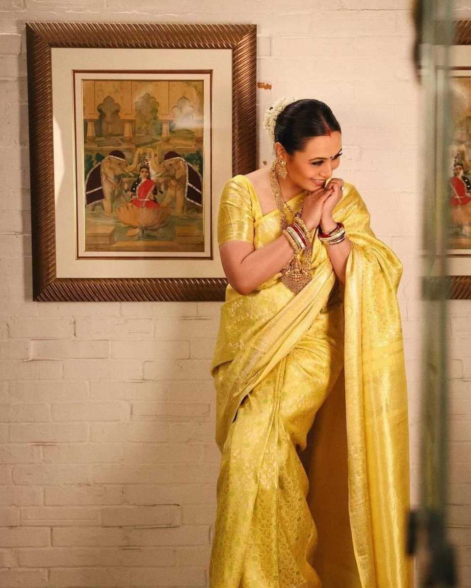 Rani-Mukerji-Latest-Pics-in-Yellow-Saree-8