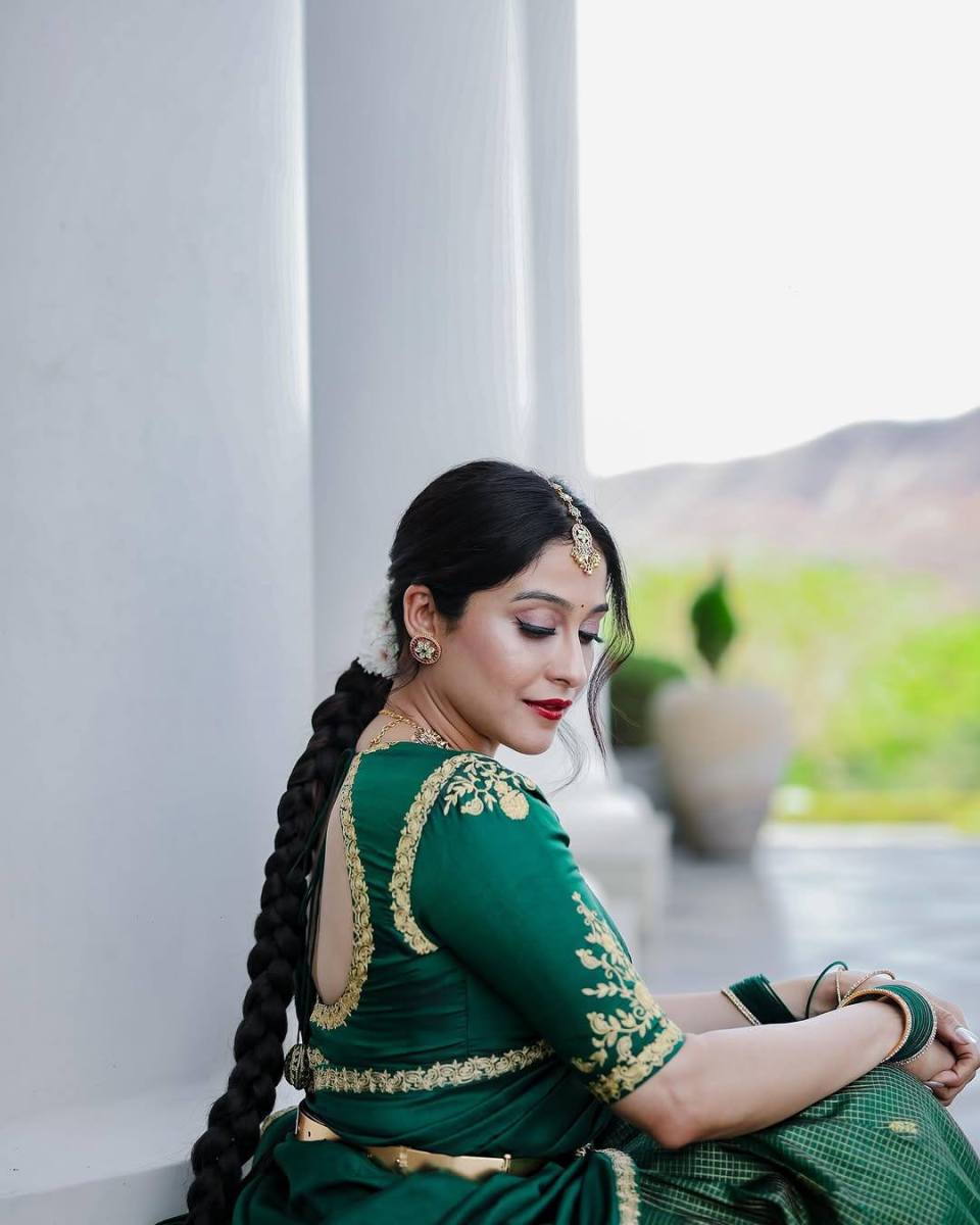 Regina-Cassandra-Latest-Stills-in-Green-Half-Saree-4