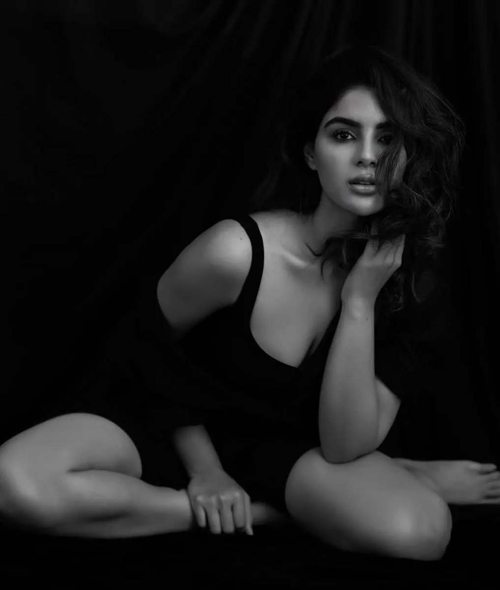 Samyuktha Menon Latest Hot Photoshoot Pics