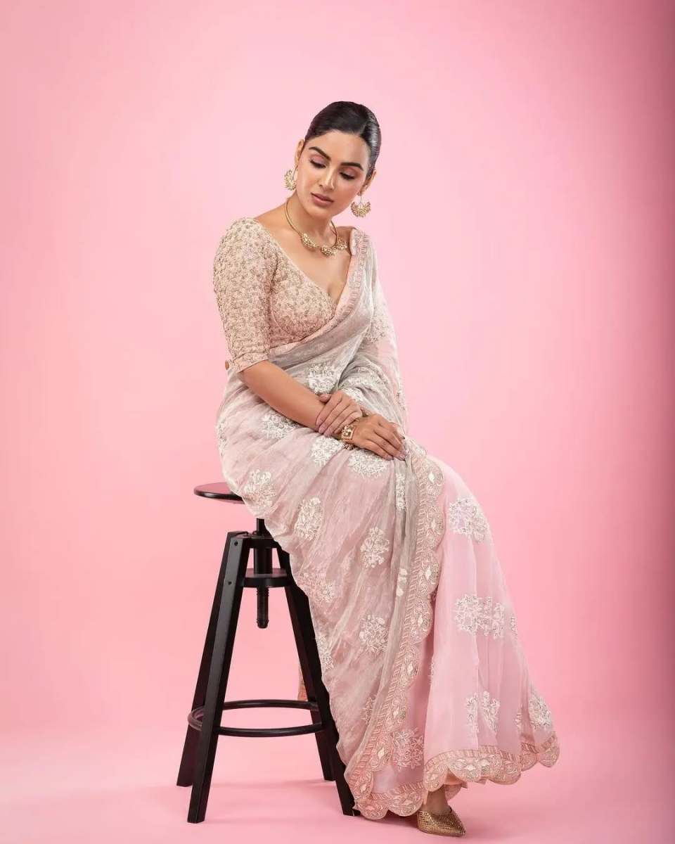 Samyuktha-Menon-Latest-Hot-Stills-in-Saree-2