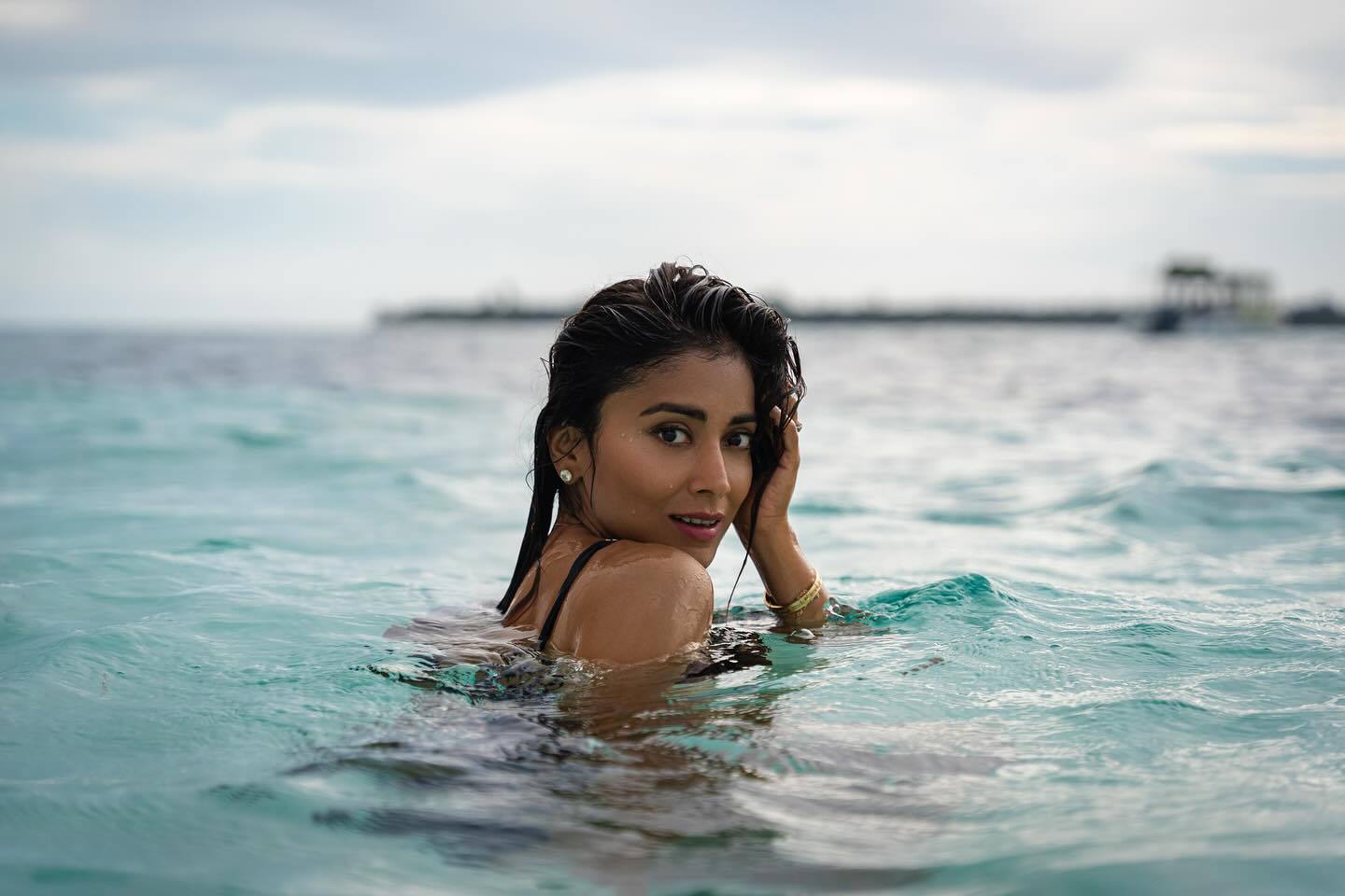 Shriya-Saran-Black-Bikini-Pics-04