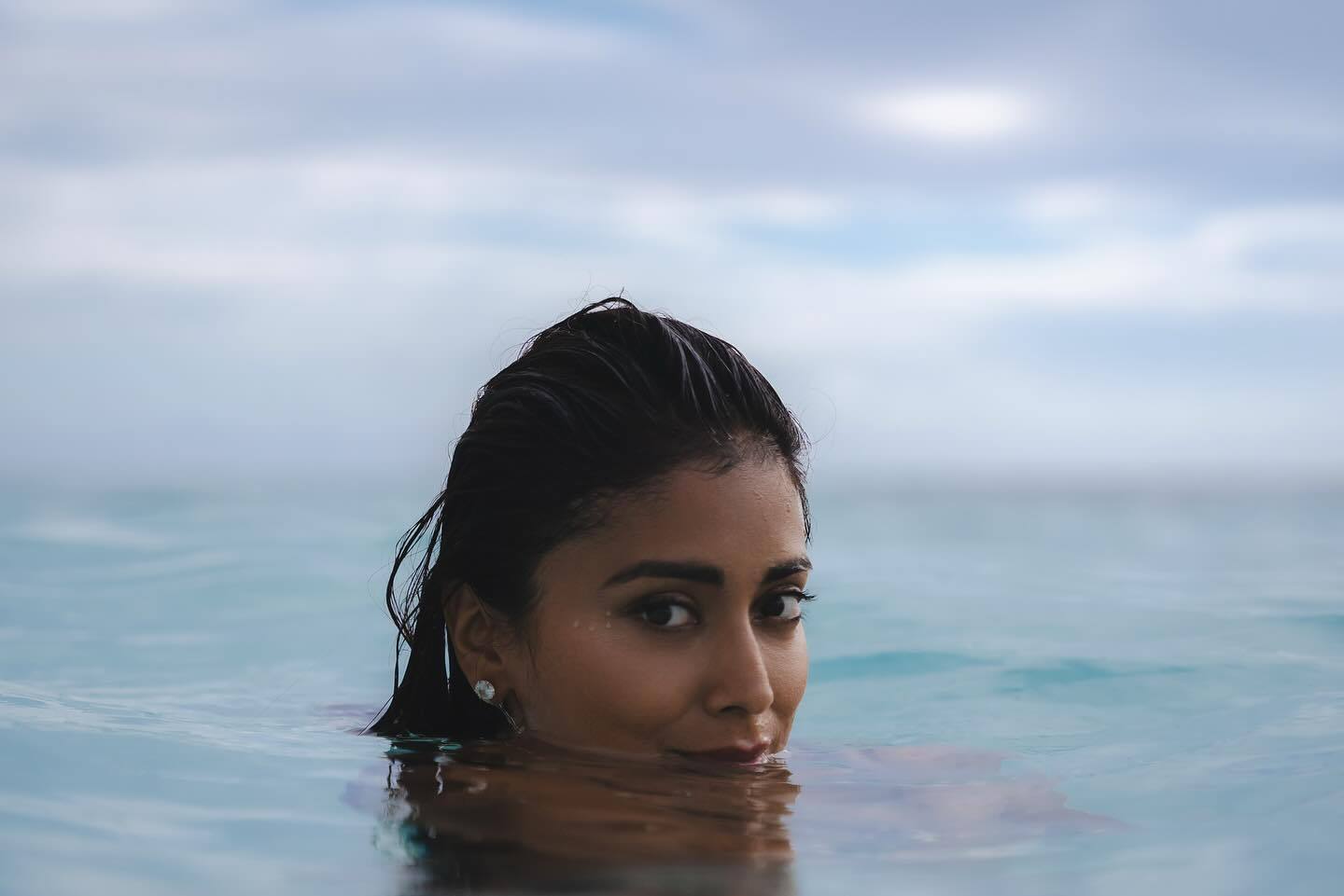 Shriya-Saran-Black-Bikini-Pics-05