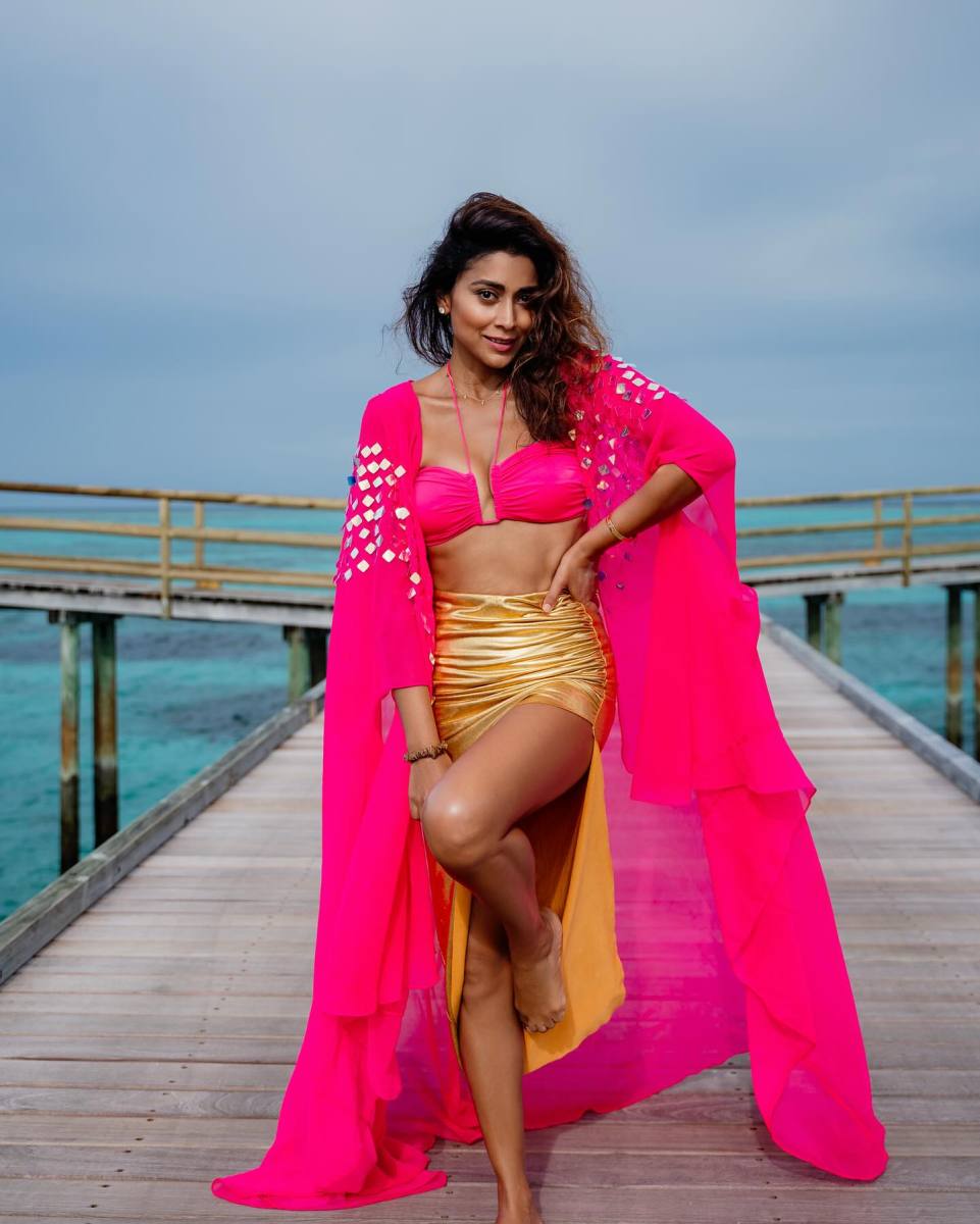Shriya-Saran-Bikini-Pics-03
